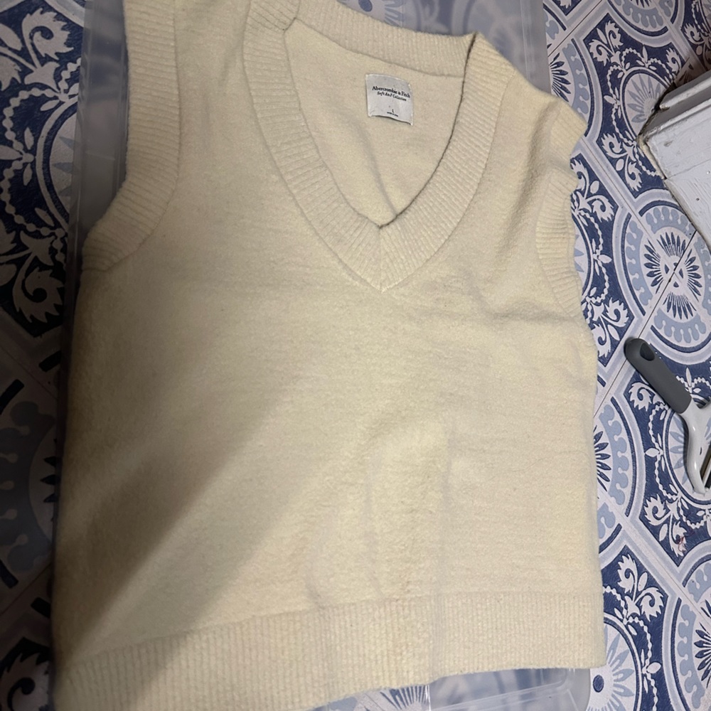 ABERCROMBIE Women’s Sweater Vest. Size Large.